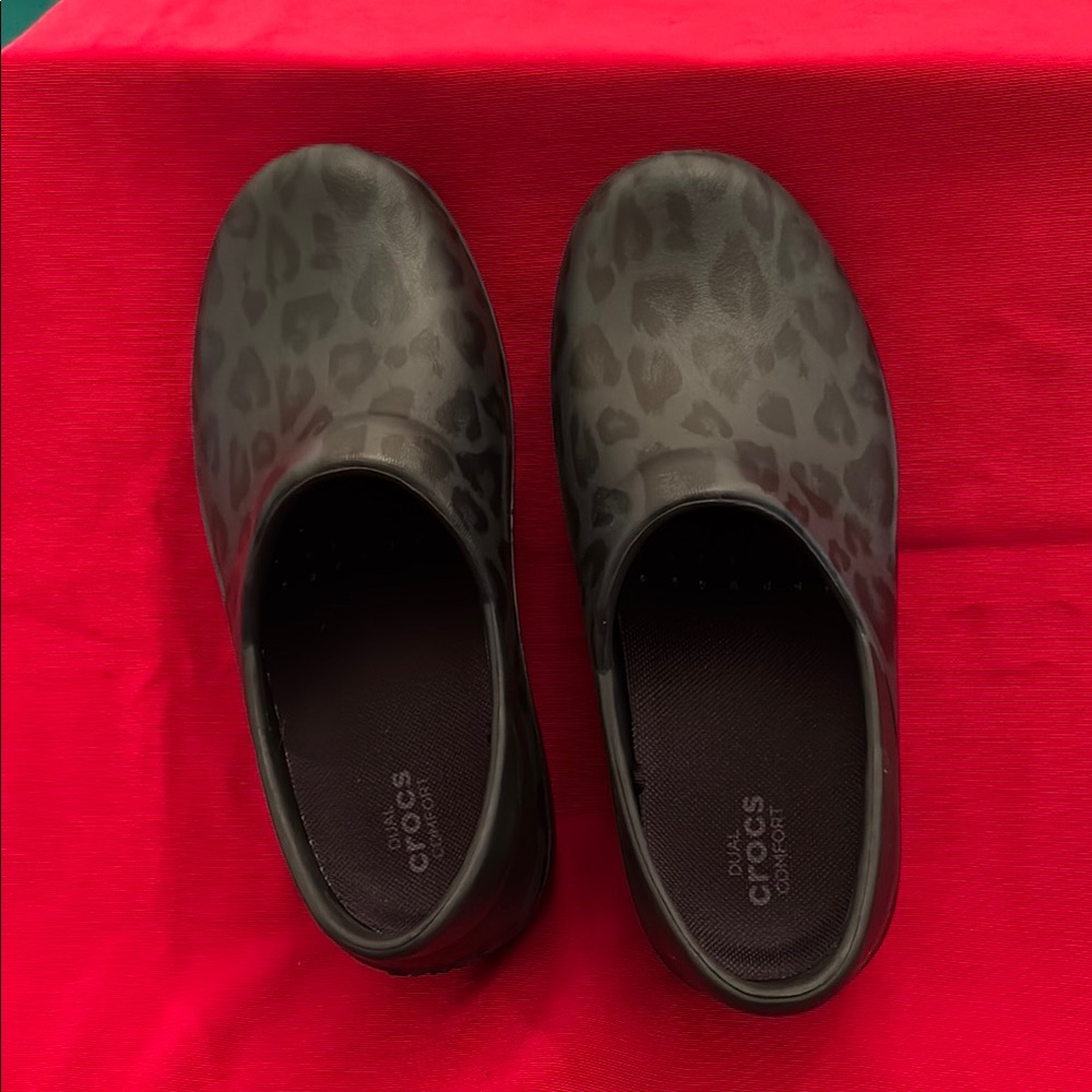 Crocs Black dark gray Leopard Clogs (OLCC)
